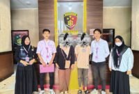 Ket: Foto Bersama Pengurus Humanity Women Children Indonesia (HWCI) Kabupaten Sambas bersama orang tua korban.