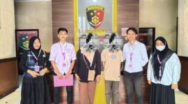 Ket: Foto Bersama Pengurus Humanity Women Children Indonesia (HWCI) Kabupaten Sambas bersama orang tua korban.