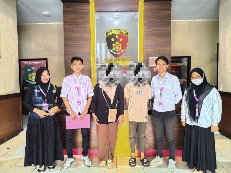 Ket: Foto Bersama Pengurus Humanity Women Children Indonesia (HWCI) Kabupaten Sambas bersama orang tua korban.