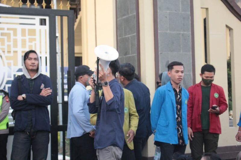 Ket: Riki Humaidi S.Ag (Ketua Forum Milenial Peduli Demokrasi Kabupaten Sambas)