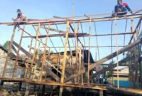 Ket: Progres hari ke-7 pembangunan Rumah Pak Terubus, beberapa pekerja (tukang) tampak bergotong royong menyelesaikan pemasangan rangka kayu.