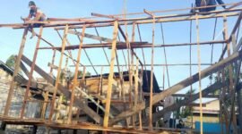 Ket: Progres hari ke-7 pembangunan Rumah Pak Terubus, beberapa pekerja (tukang) tampak bergotong royong menyelesaikan pemasangan rangka kayu.