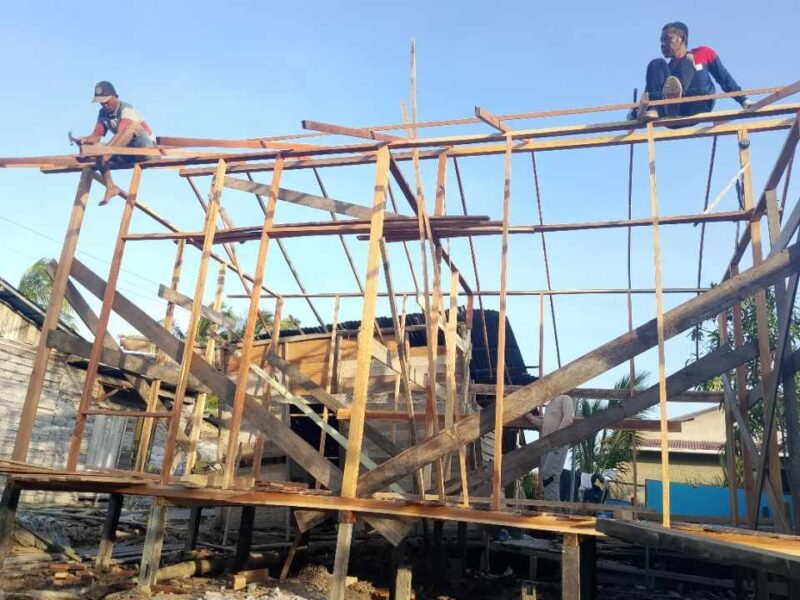 Ket: Progres hari ke-7 pembangunan Rumah Pak Terubus, beberapa pekerja (tukang) tampak bergotong royong menyelesaikan pemasangan rangka kayu.