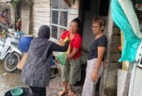 Ket: Dokumentasi Pengurus HWCI Kabupaten Sambas sedang membagikan bantuan sembako kepada masyarakat Desa Pemangkat Kota, Kecamatan Pemangkat, Kabupaten Sambas, 25/01/2026.