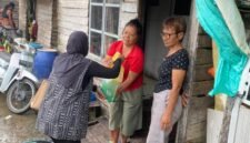 Ket: Dokumentasi Pengurus HWCI Kabupaten Sambas sedang membagikan bantuan sembako kepada masyarakat Desa Pemangkat Kota, Kecamatan Pemangkat, Kabupaten Sambas, 25/01/2026.