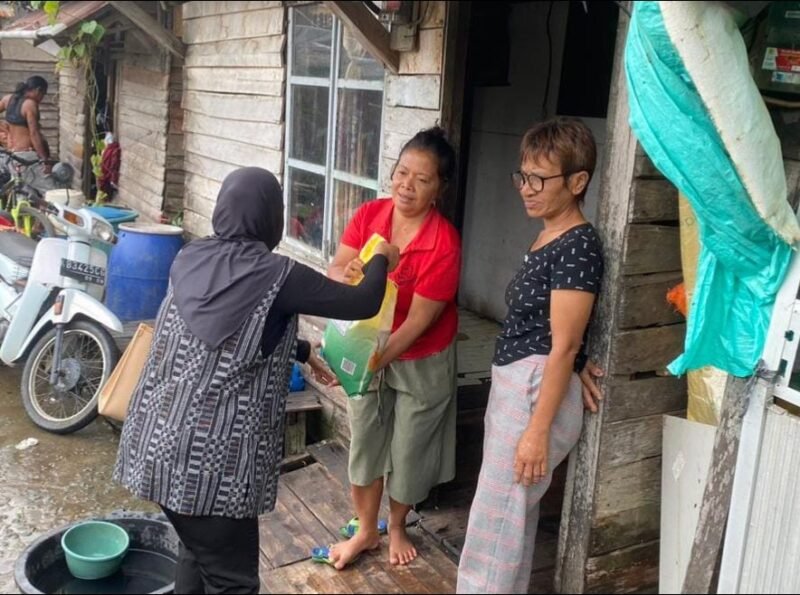 Ket: Dokumentasi Pengurus HWCI Kabupaten Sambas sedang membagikan bantuan sembako kepada masyarakat Desa Pemangkat Kota, Kecamatan Pemangkat, Kabupaten Sambas, 25/01/2026.