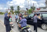 Ket: Dokumentasi aksi penggalangan dana kemanusiaan dilaksanakan di Kawasan Tugu Tabrani (persimpangan traffic light) Kabupaten Sambas.