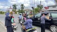 Ket: Dokumentasi aksi penggalangan dana kemanusiaan dilaksanakan di Kawasan Tugu Tabrani (persimpangan traffic light) Kabupaten Sambas.