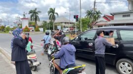 Ket: Dokumentasi aksi penggalangan dana kemanusiaan dilaksanakan di Kawasan Tugu Tabrani (persimpangan traffic light) Kabupaten Sambas.