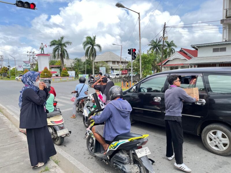 Ket: Dokumentasi aksi penggalangan dana kemanusiaan dilaksanakan di Kawasan Tugu Tabrani (persimpangan traffic light) Kabupaten Sambas.